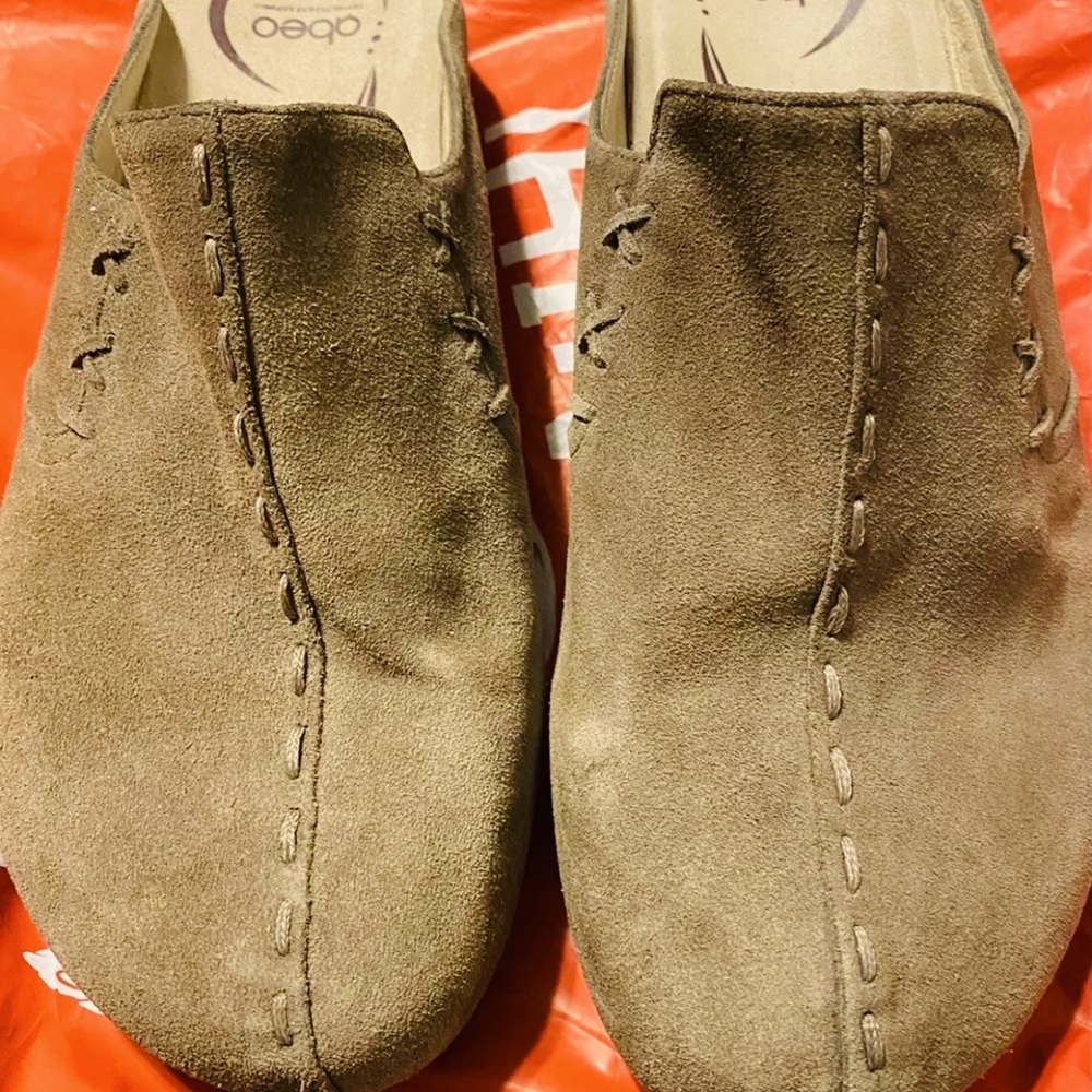 Abeo Bio System Women’s Brown Suede Mules 
Size 11
